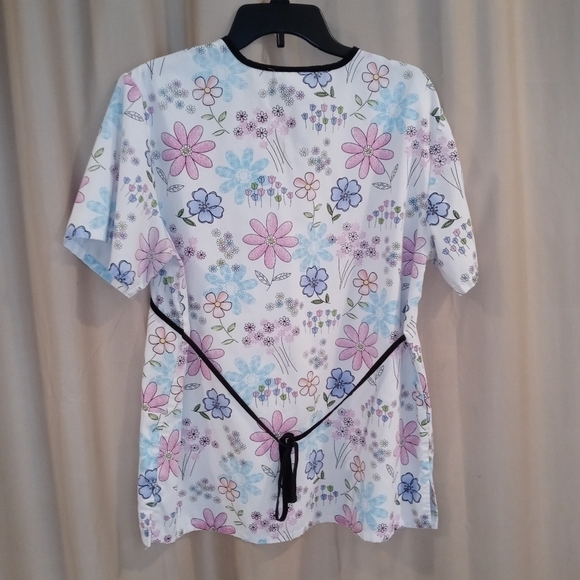 S. B. Scrub top size medium floral pattern - Picture 7 of 7